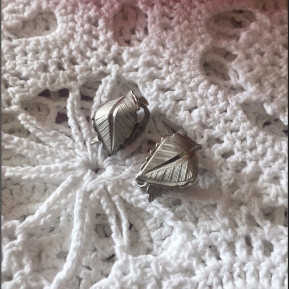 Giovanni Leaf Retro Clip On Earrings & Butterfly Brooch Pin - Picture 4 of 4